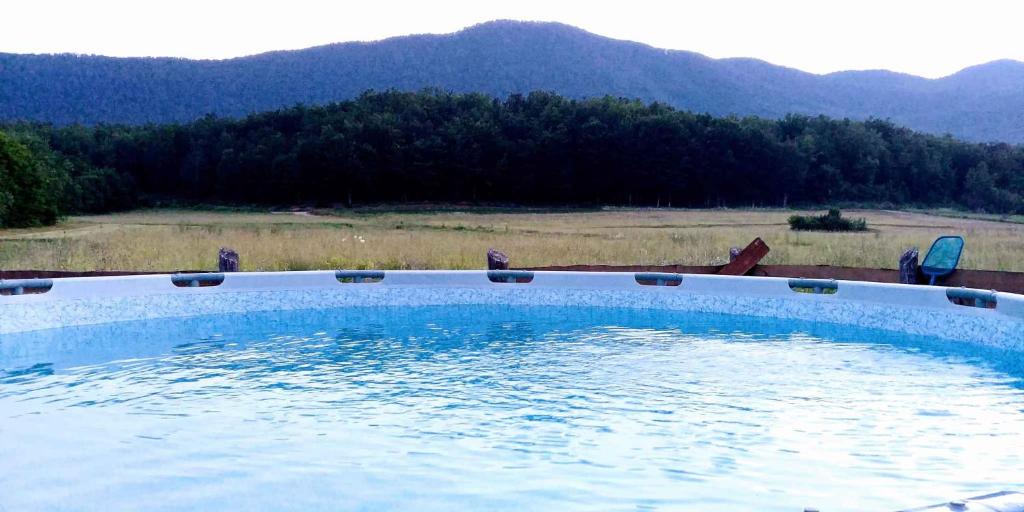 una piscina con vistas a la montaña en Holiday home in Smiljan 17134, en Smiljan