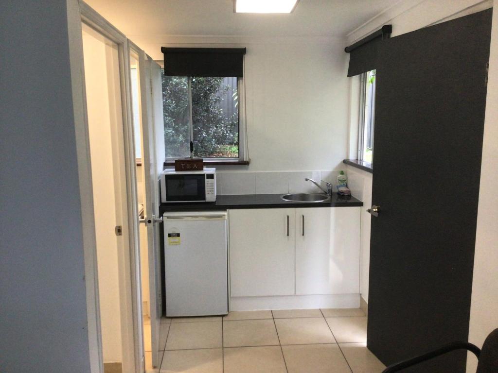 Kuchyň nebo kuchyňský kout v ubytování Buderim Fiesta Motel