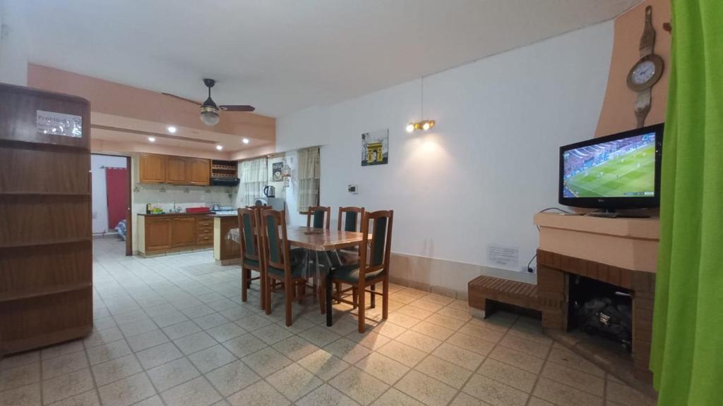eine Küche und ein Esszimmer mit einem Tisch und einem TV in der Unterkunft Casa LA ARGENTINA in San Luis
