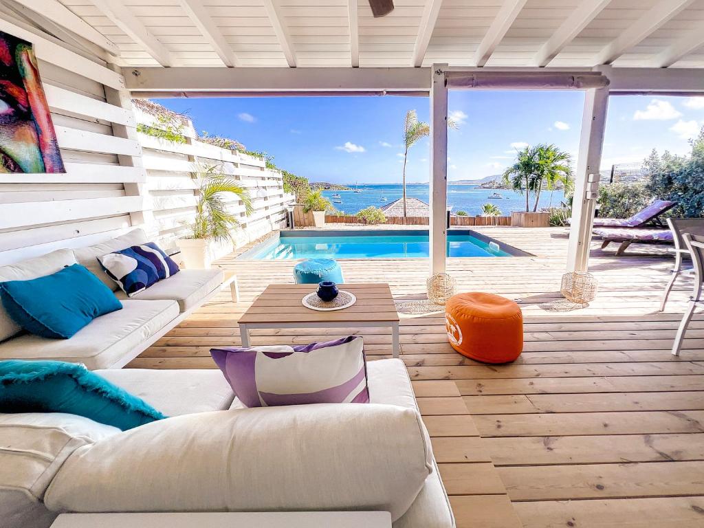 uma sala de estar com um sofá e uma piscina em Little Paradise 1, 3 bedrooms, private pool, Cul de Sac Bay view em Cul de Sac