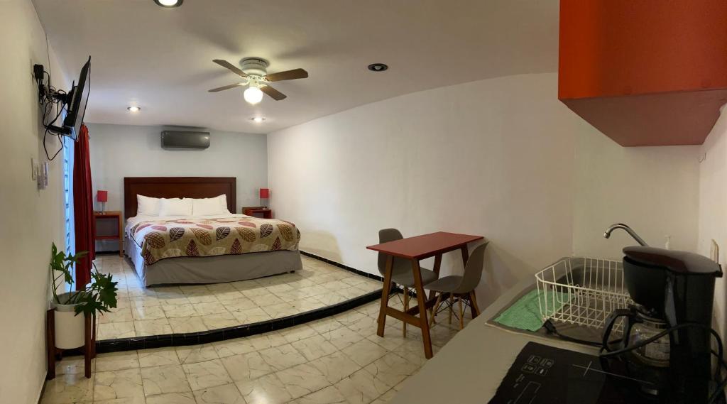 Llit o llits en una habitació de Suites del Sureste - Mérida