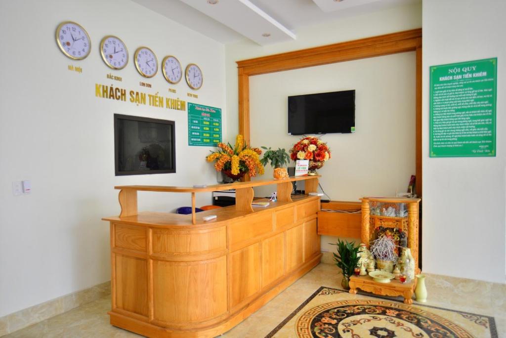 a waiting room at a pharmacy with clocks on the wall at Tiến Khiêm Hotel Lạng Sơn in Lạng Sơn