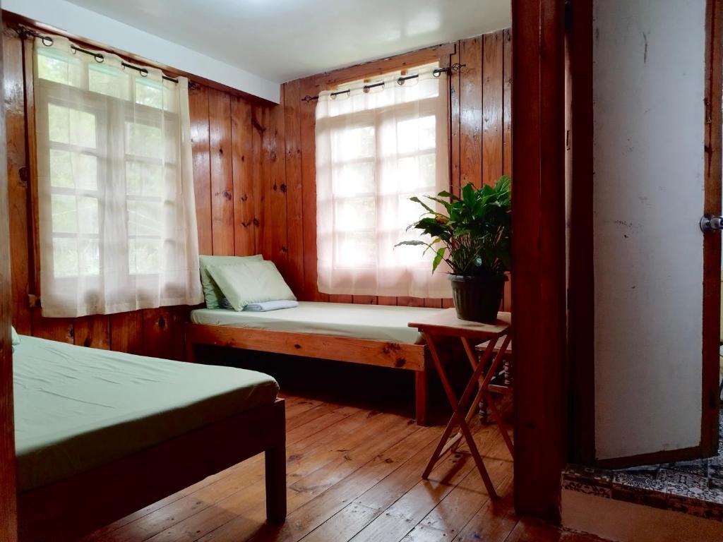 Кровать или кровати в номере Rm. 204 Mapiya-aw Pensionne Inn