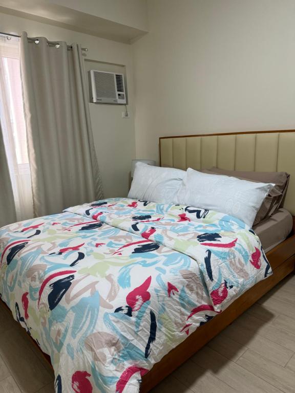 Un pat sau paturi într-o cameră la JAZ Stays Bacolod