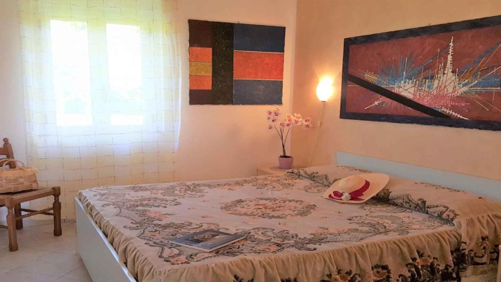 ein Schlafzimmer mit einem Bett mit einer Decke darauf in der Unterkunft Apartments Capo Vaticano/Kalabrien 21016 in Ricadi