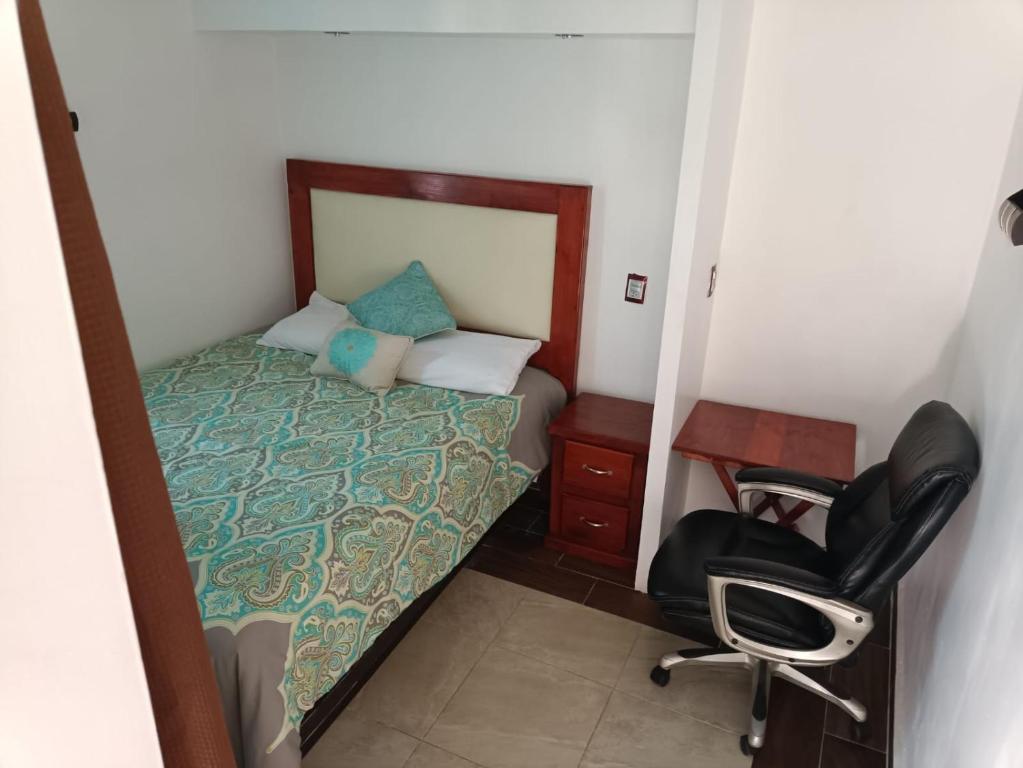a bedroom with a bed and a desk and a chair at Habitacion Amueblada Independiente in Mexico City