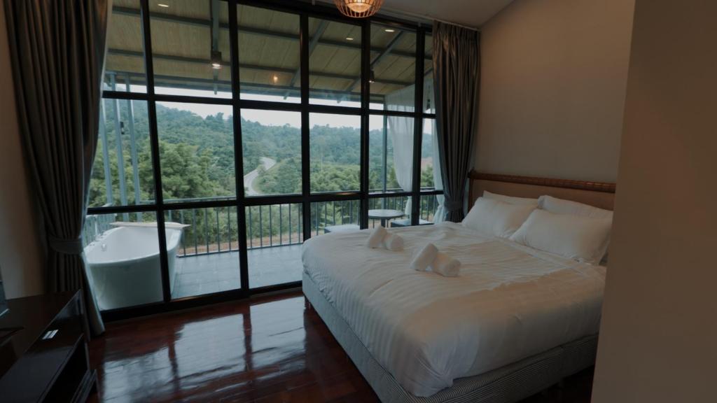 Ban Nong Rang ChangにあるGustavia House and Mountainのベッドルーム1室(ベッド1台、大きな窓付)