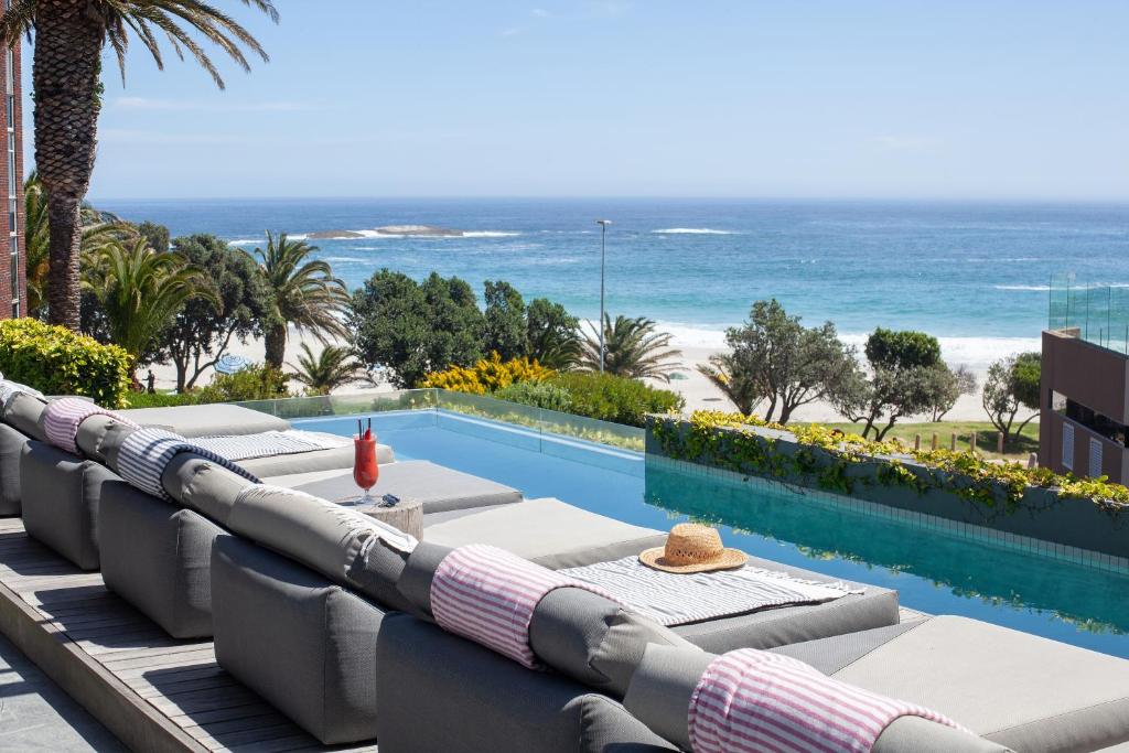uitzicht op het strand vanaf het balkon van een resort bij POD Camps Bay in Kaapstad