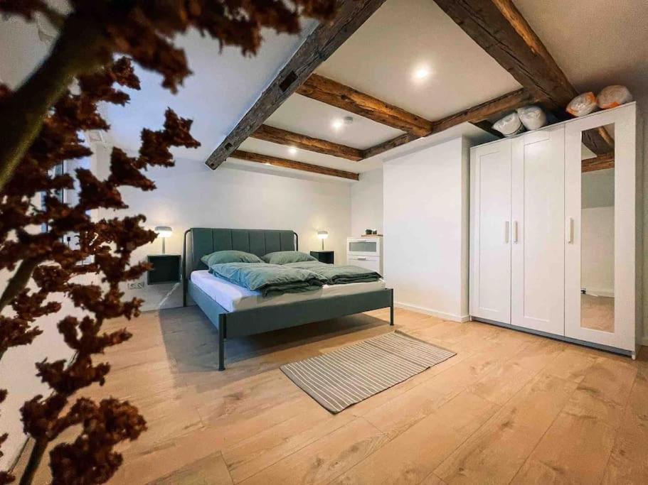sypialnia z łóżkiem w pokoju w obiekcie Schloßberg - Ferienwohnung im Herzen von Selb w mieście Selb