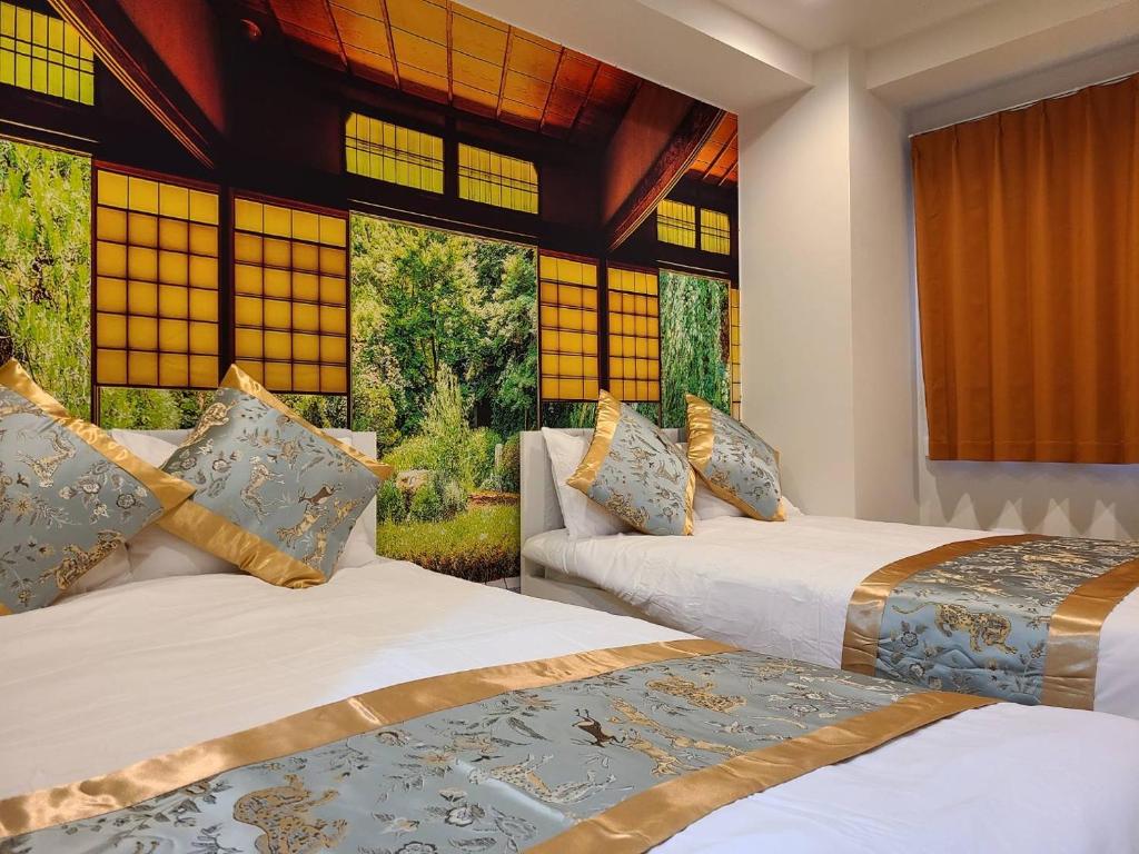 2 camas en una habitación con 2 ventanas en 302号Ｎ＋ホテル, en Tokio