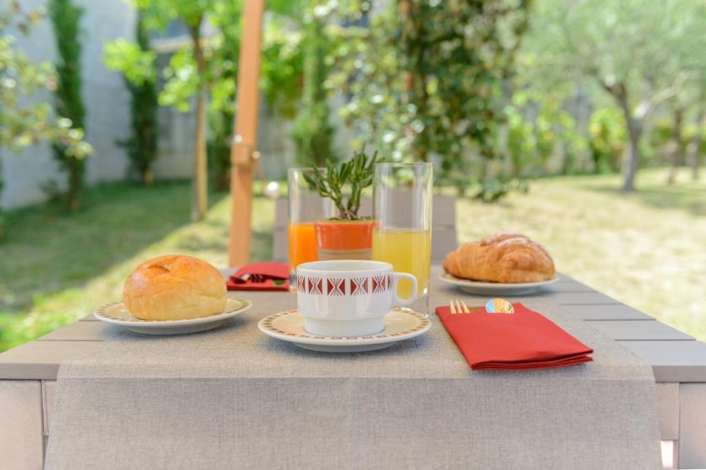 Jedlo v ubytovaní bed & breakfast alebo blízkom okolí