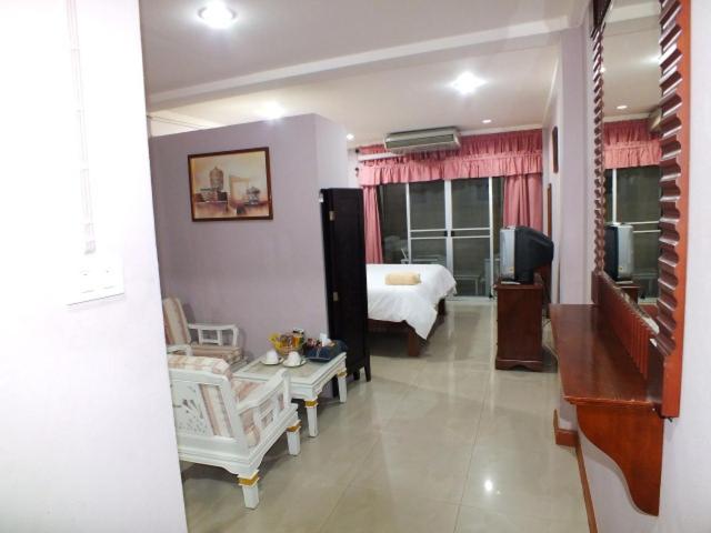 PR Place Hotel - Deluxe King Room
