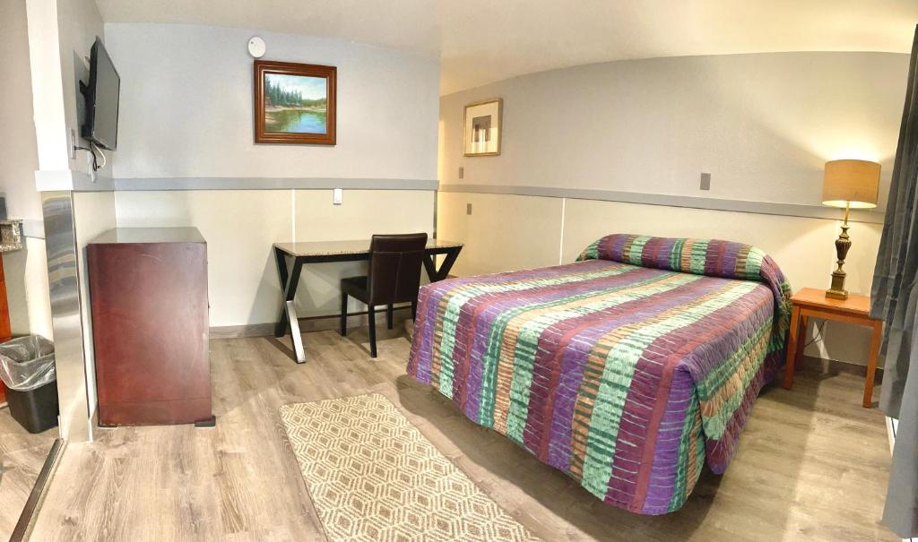 Postel nebo postele na pokoji v ubytování Emerald Best Motel