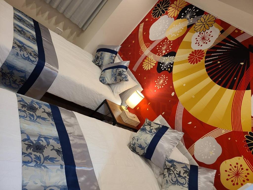 1 dormitorio con 2 camas y sombrilla en la pared en 303号Ｎ＋ホテル, en Tokio