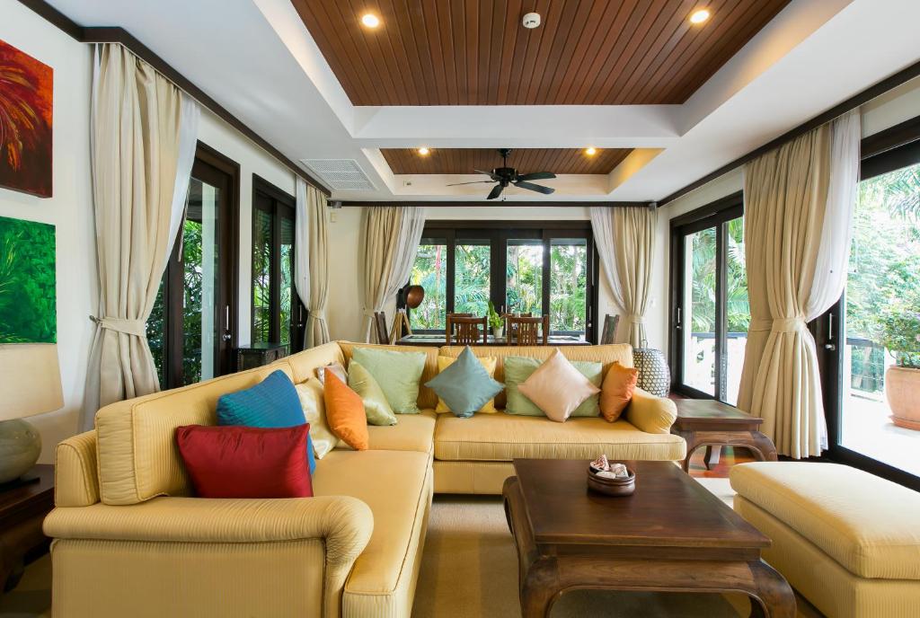 uma sala de estar com um sofá e uma mesa em Katamanda Villa Chanti em Praia de Kata