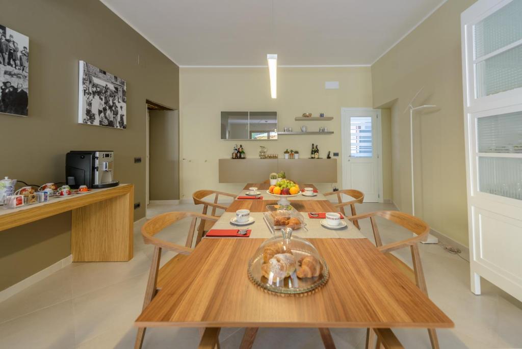 a kitchen and dining room with a table and chairs at Bifora B&b in Ogliastro Cilento