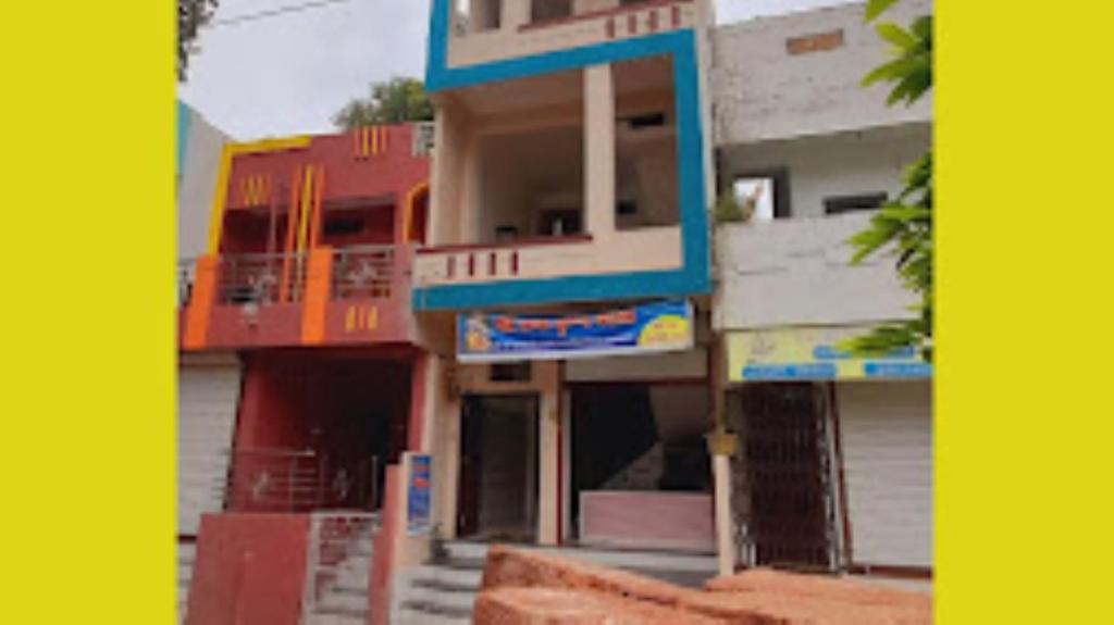 cerca de un edificio con balcones en New Hotel Shree Radha Krishna Palace, Maheshwar en Maheshwar