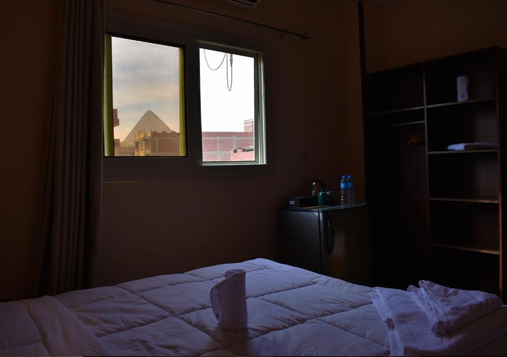 Posteľ alebo postele v izbe v ubytovaní Badr pyramids inn