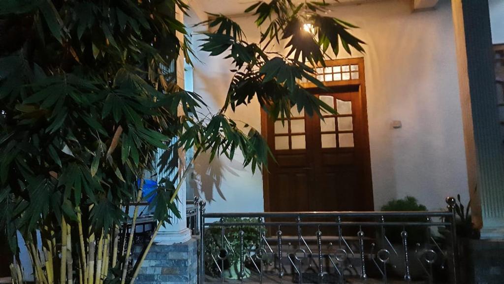 een deur van een huis met een plant ervoor bij White Villa Ella/ Badulla in Badulla