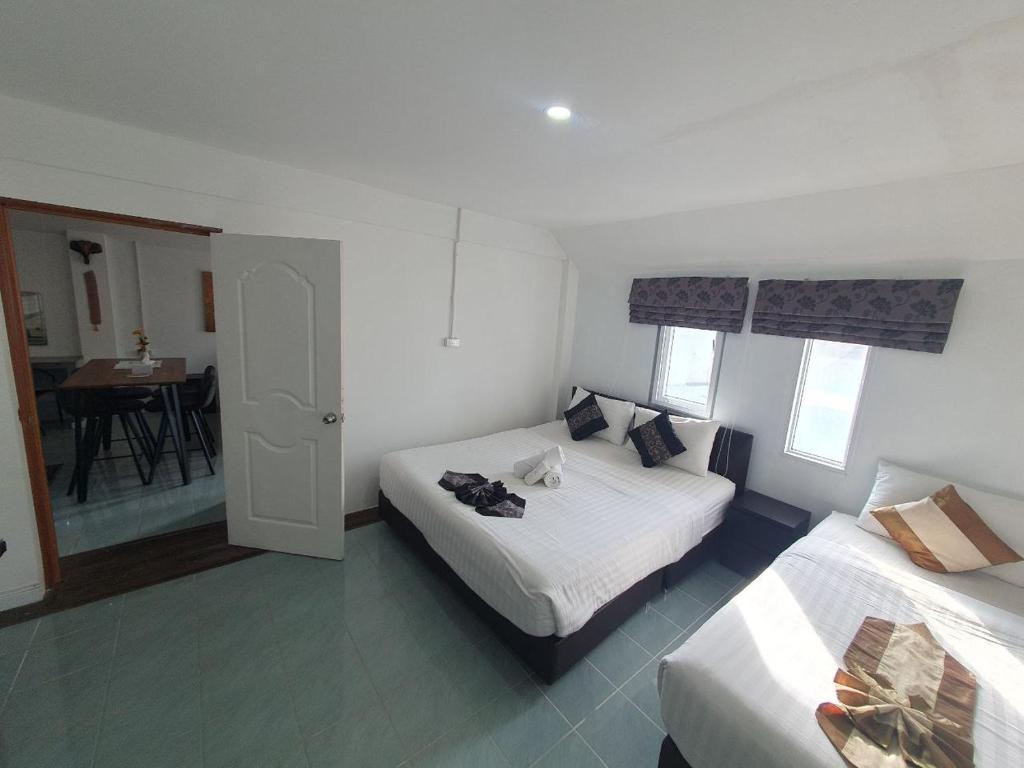 Postel nebo postele na pokoji v ubytování Samui Green Hotel