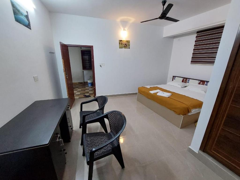 Postel nebo postele na pokoji v ubytování Karthika Homes