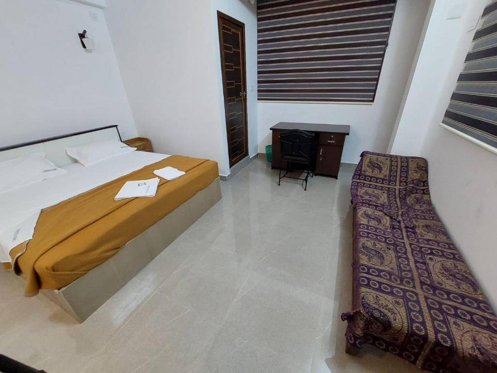Postel nebo postele na pokoji v ubytování Karthika Homes