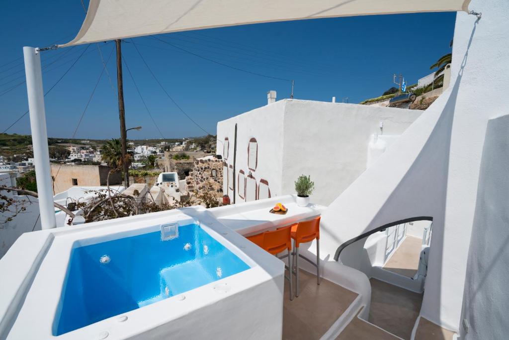 Bazén v ubytování Santorini-treasures Lavender villa traditional nebo v jeho okolí