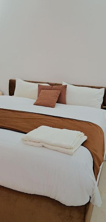 Postel nebo postele na pokoji v ubytování Alshumukh guesthouse