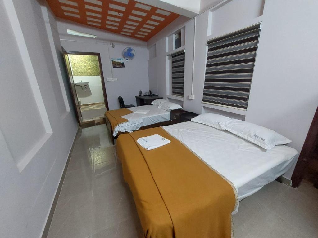Postel nebo postele na pokoji v ubytování Karthika Homes