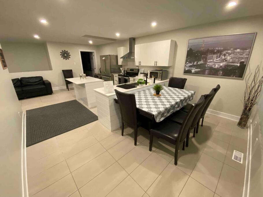 een keuken en een woonkamer met een tafel en stoelen bij 3 Bedroom Home, 3 Queen Beds, Close To All Amenities in Ottawa