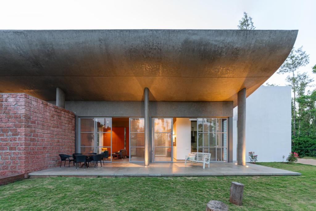 Gallery image of SaffronStays Cafella- A 3-BDR elliptical-roof villa in Chikmagalur in Mudigere