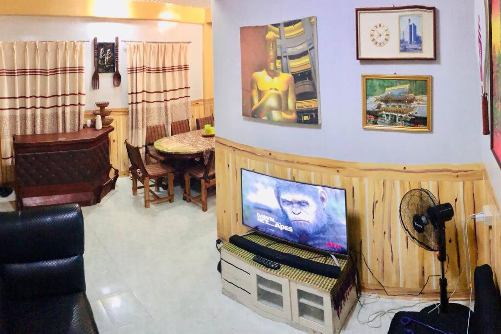 TV in/ali zabaviščno središče v nastanitvi Baguio Exotic Vacation House