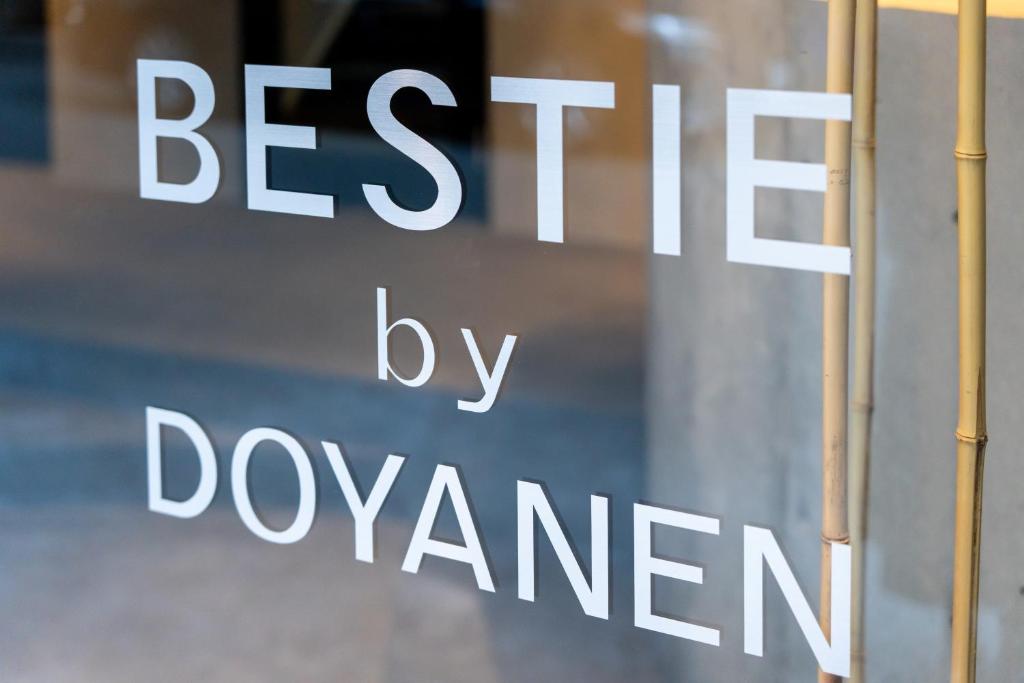 Certifikát, hodnocení, plakát nebo jiný dokument vystavený v ubytování BESTIE by DOYANEN