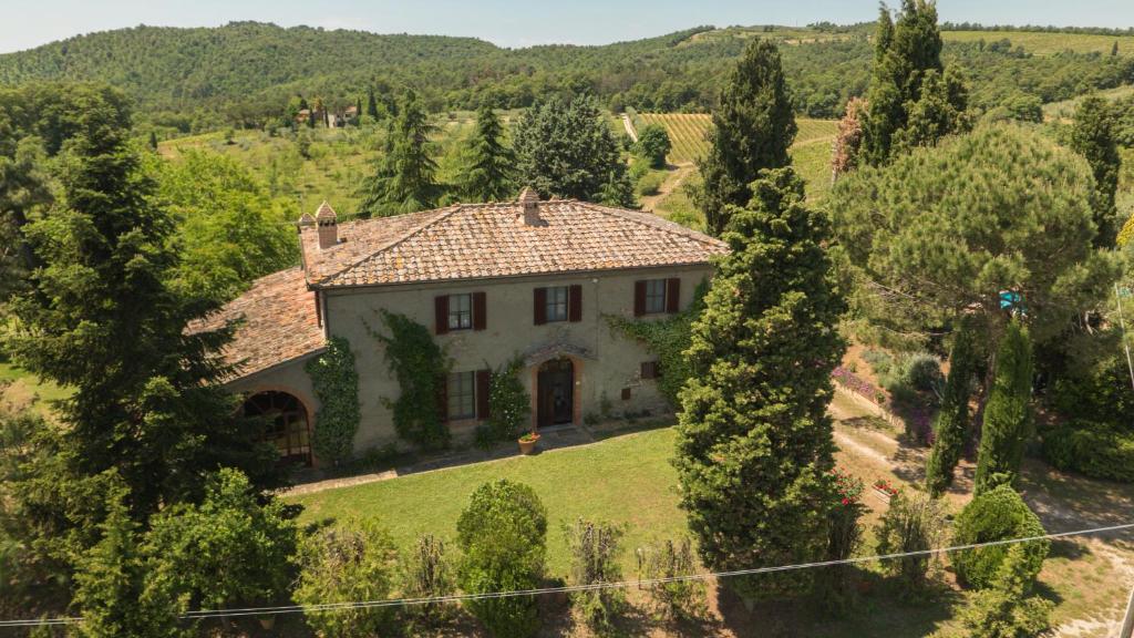 an aerial view of a house in a field at Agriturismo Villa Panorama in Sinalunga