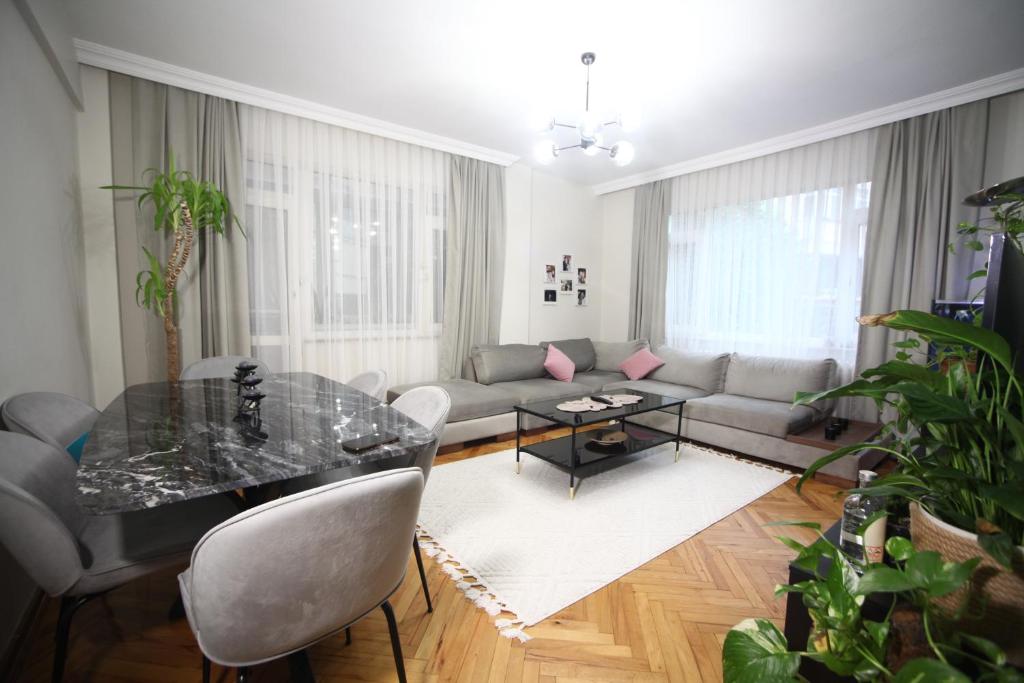 - un salon avec une table et un canapé dans l'établissement Shared apartment at Şişli(private room), à Istanbul