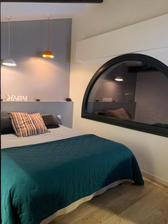 een slaapkamer met een bed en een groot raam bij Villa 37 in Courrejean