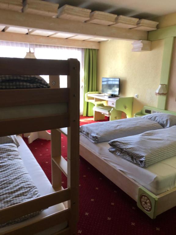 Postel nebo postele na pokoji v ubytování B&B in Seefeld