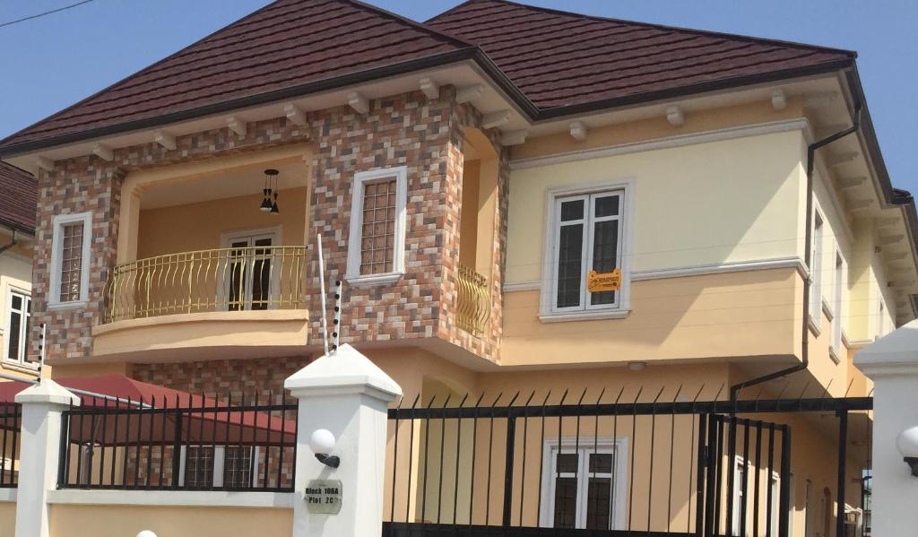 una casa con un balcón en el lateral. en Fedora Luxury Villa in Lekki Phase 1, en Lekki