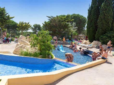 Bazén v ubytování Kokua Vacances présente MOBIL HOME résidentiel toutes options camping 4 étoiles CANET nebo v jeho okolí