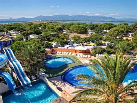 una vista aerea di un resort con 2 piscine di Kokua Développement présente MOBIL HOME résidentiel toutes options camping 4 étoiles CANET a Canet-en-Roussillon