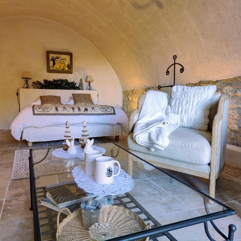 un salon avec un canapé et un lit dans l'établissement Le mas d'Antonine, Marie-Louise, à Les Pilles