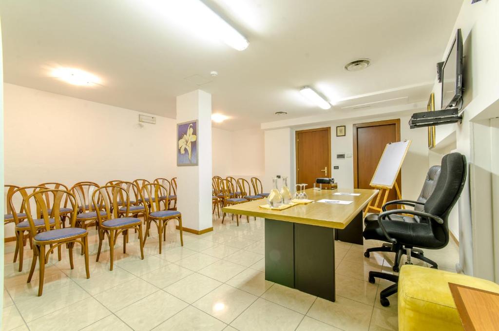 TV a/nebo společenská místnost v ubytování Hotel Federico II