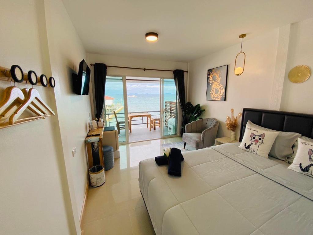 1 dormitorio con cama y vistas al océano en บ้านพักการ์ฟิลด์ ซีวิว เกาะล้าน, en Koh Larn