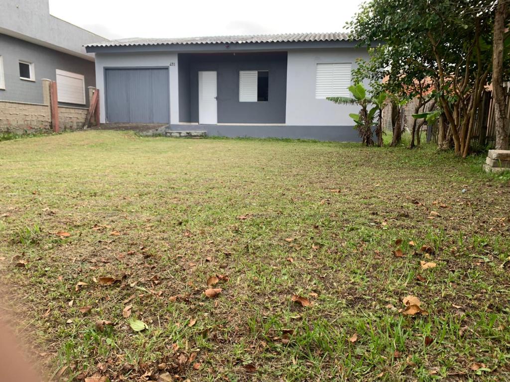 a yard in front of a house at Casa de Praia in Tramandaí