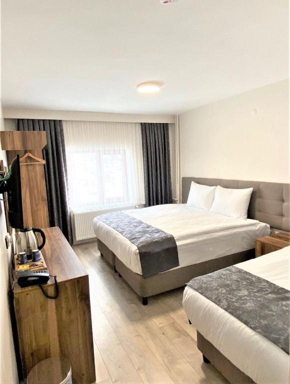 Кровать или кровати в номере Zümrüt Palas Otel