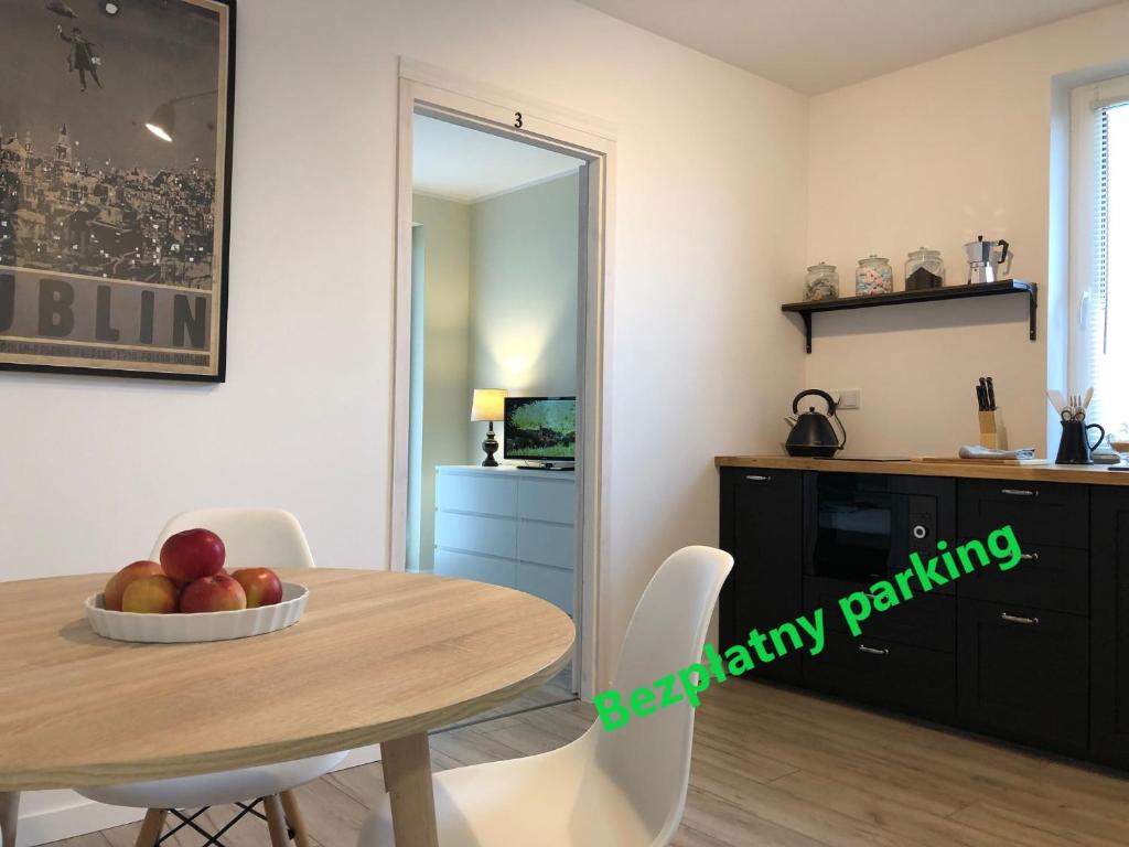 ein Esszimmer mit einem Tisch und einer Obstschale in der Unterkunft Apartament Parion in Lublin