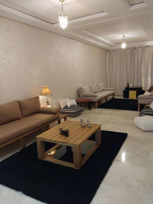 ein Wohnzimmer mit einem Sofa und einem Couchtisch in der Unterkunft Apartamento del Norte in Tangier
