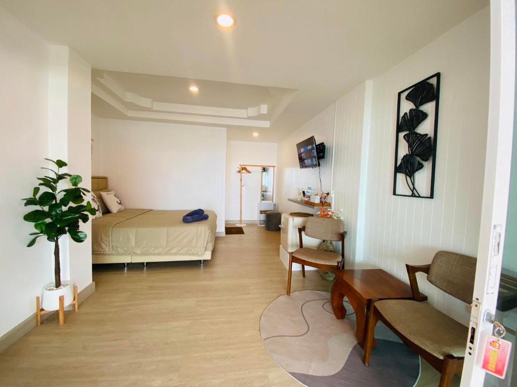 Posezení v ubytování บ้านพักการ์ฟิลด์ ซีวิว เกาะล้าน