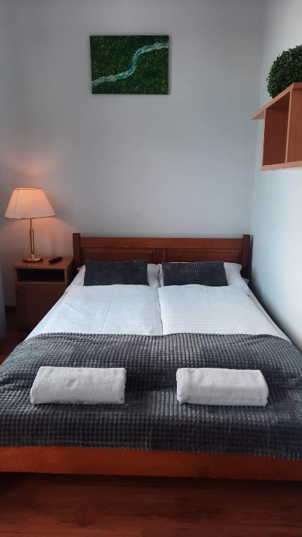 1 dormitorio con 1 cama con 2 toallas en Jakubówka, en Szczawnica