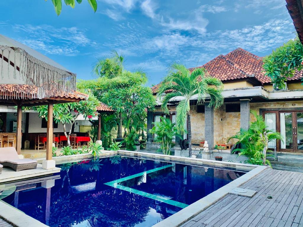 Bild eines Pools vor einem Haus in der Unterkunft Pondok Baruna Garden in Nusa Lembongan